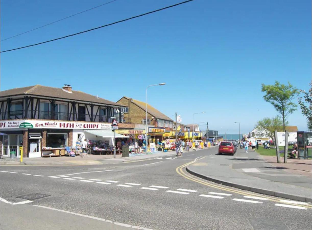 2 Bedroom Caravan With Sea Views Eastchurch Exterior foto