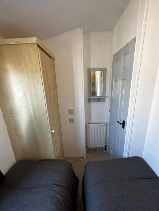 2 Bedroom Caravan With Sea Views Eastchurch Exterior foto