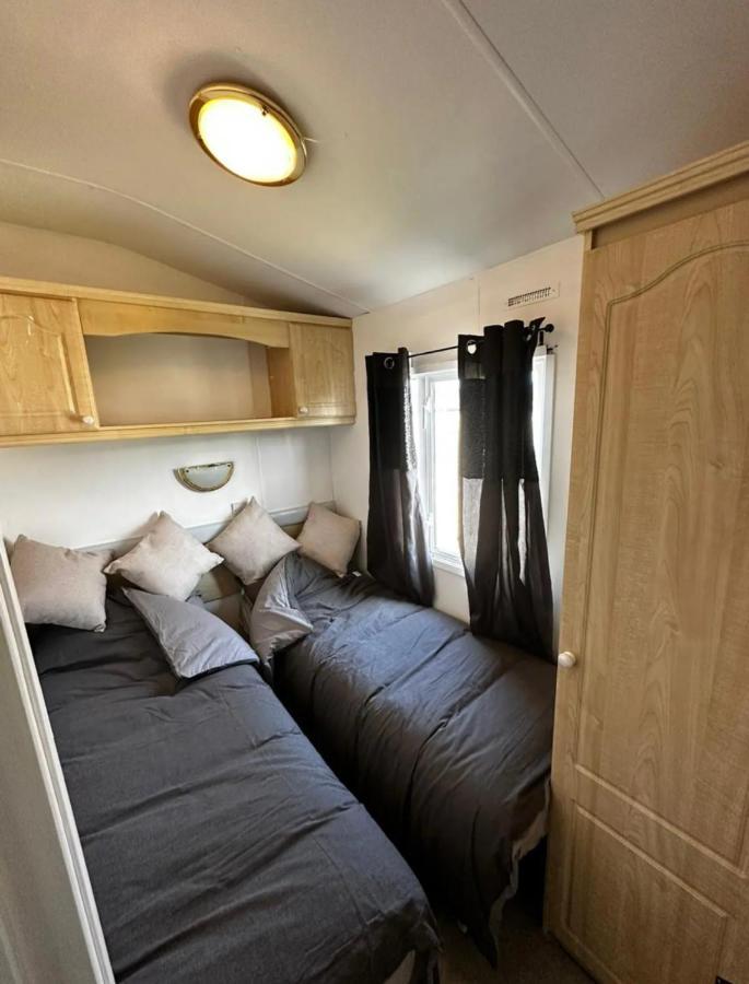 2 Bedroom Caravan With Sea Views Eastchurch Exterior foto