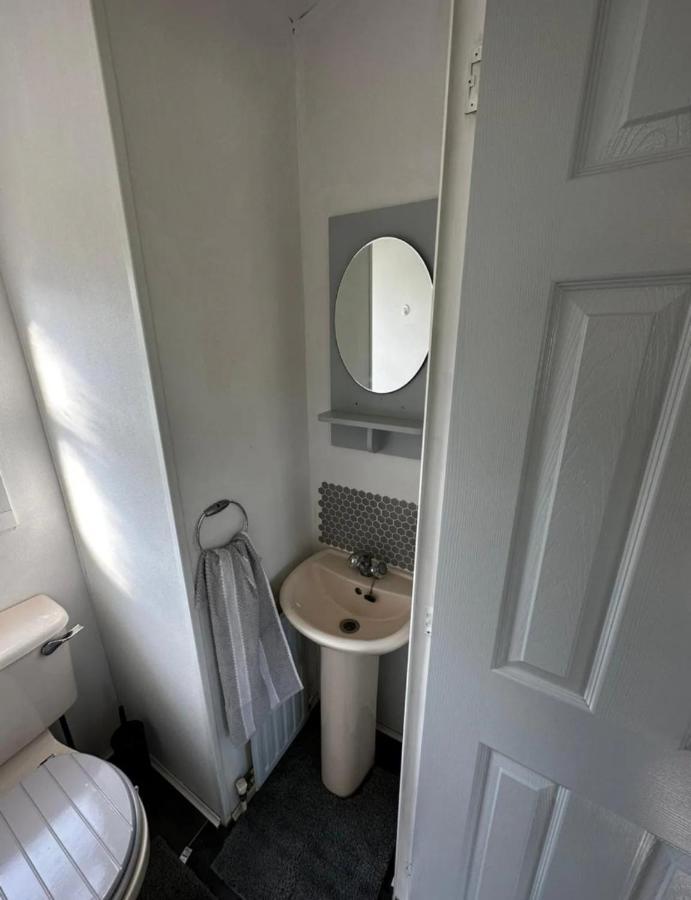 2 Bedroom Caravan With Sea Views Eastchurch Exterior foto